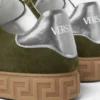 Baskets en daim ornées de motifs Greca Sneakers
