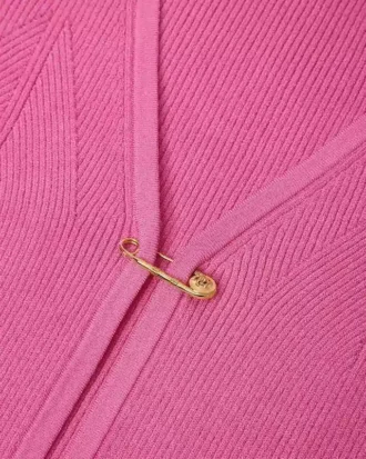 Cardigan ajusté en maille côtelée avec épingle de sûreté