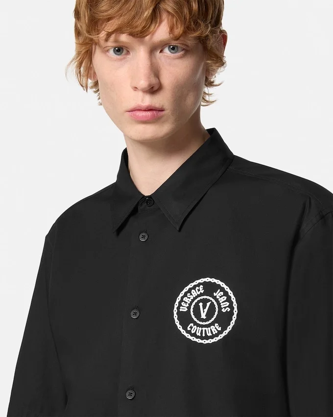 Chemise à coupe régulière avec logo V-Emblem en chaîne Chemise à coupe régulière avec logo V-Emblem en chaîne