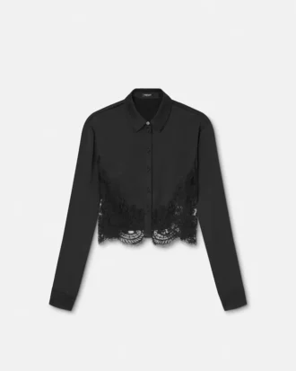 Chemise courte en satin bordée de dentelle