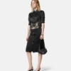 Chemise courte en satin bordée de dentelle Chemise courte en satin bordée de dentelle