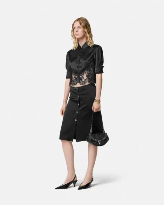 Chemise courte en satin bordée de dentelle