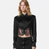 Chemise courte en satin bordée de dentelle Chemise courte en satin bordée de dentelle