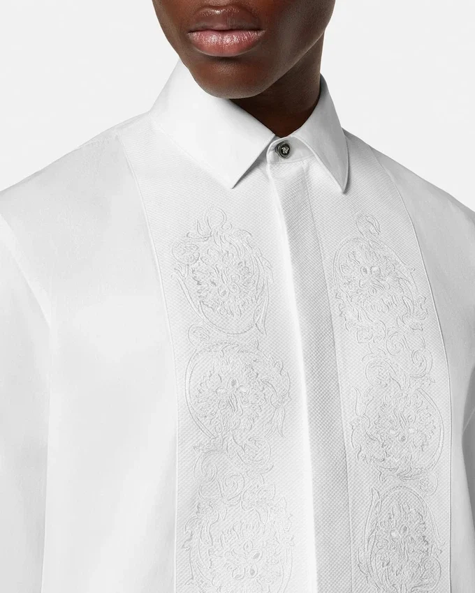 Chemise de soirée en popeline de coton brodée Chemise de soirée en popeline de coton brodée