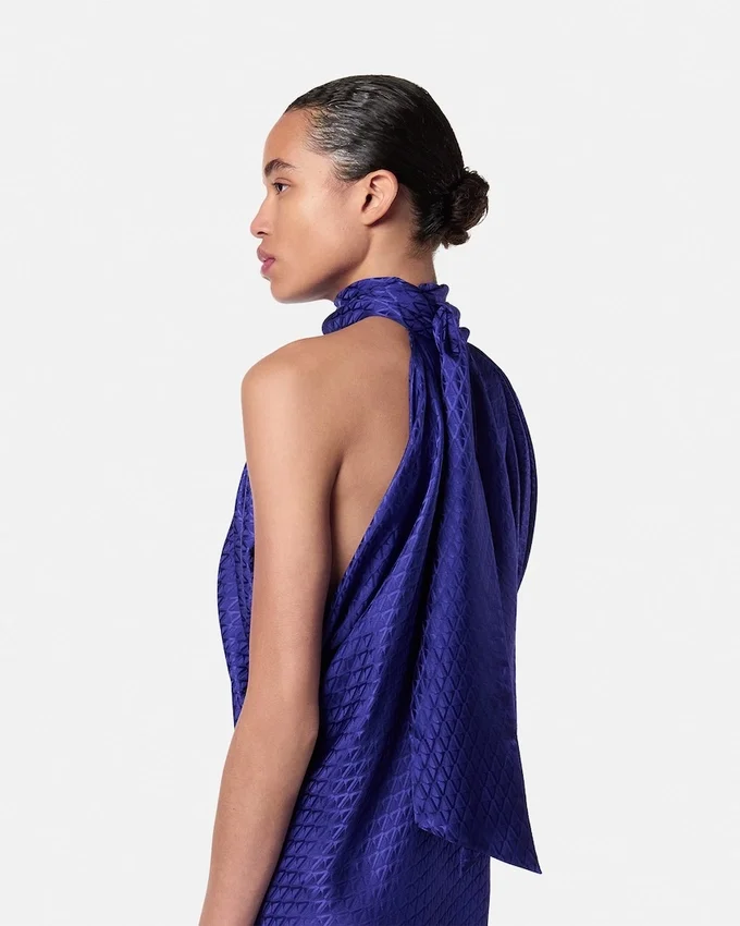 Mini-robe décontractée en soie jacquard à motif V Allover Mini-robe décontractée en soie jacquard à motif V Allover