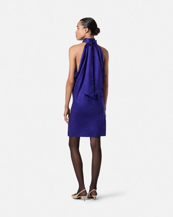 Mini-robe décontractée en soie jacquard à motif V Allover Mini-robe décontractée en soie jacquard à motif V Allover