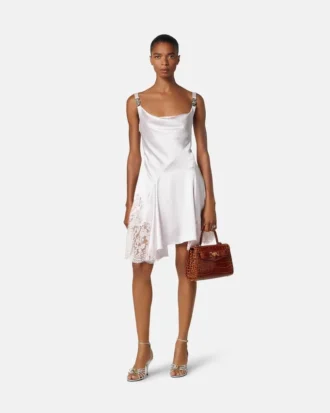 Mini-robe en satin à bordures en dentelle