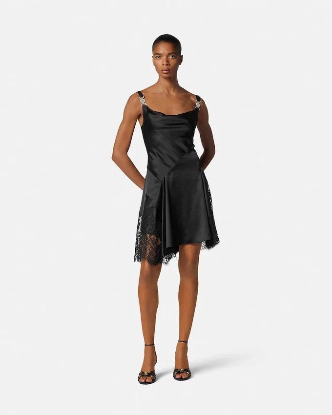 Mini-robe en satin à bordures en dentelle Mini-robe en satin à bordures en dentelle