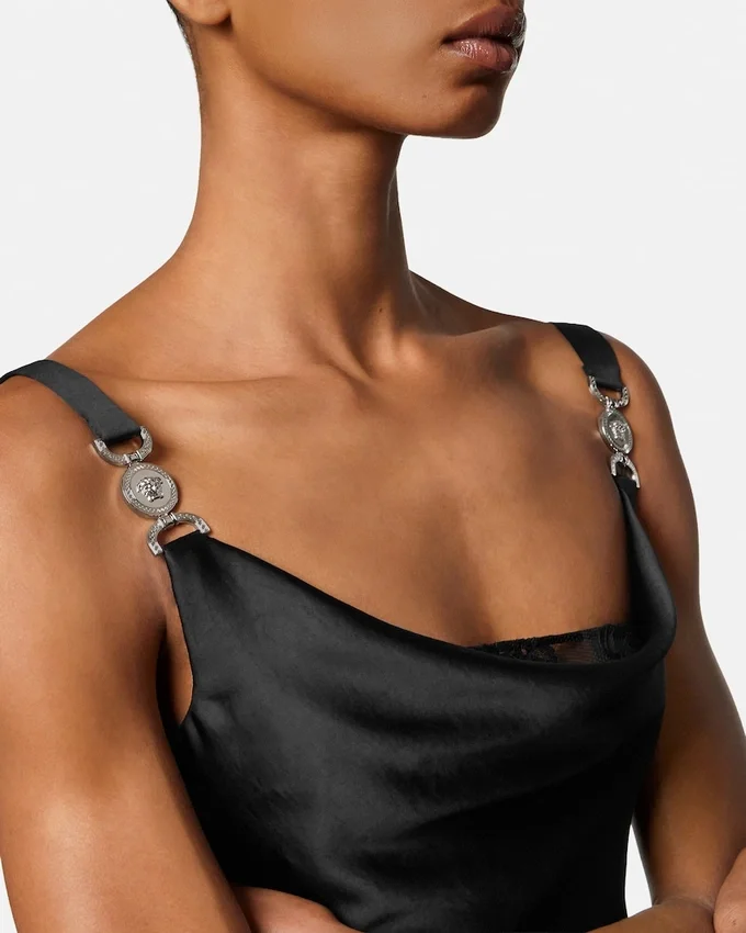 Mini-robe en satin à bordures en dentelle Mini-robe en satin à bordures en dentelle