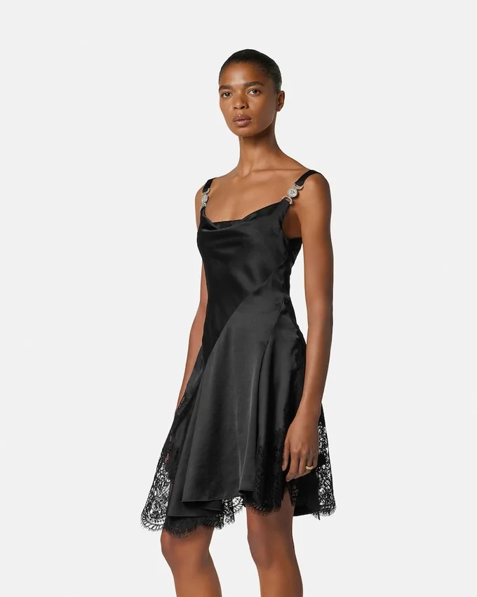 Mini-robe en satin à bordures en dentelle Mini-robe en satin à bordures en dentelle