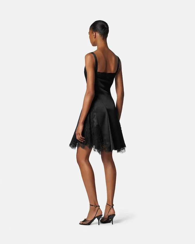 Mini-robe en satin à bordures en dentelle Mini-robe en satin à bordures en dentelle
