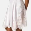 Mini-robe en satin à bordures en dentelle Mini-robe en satin à bordures en dentelle