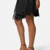 Mini-robe en satin à bordures en dentelle Mini-robe en satin à bordures en dentelle