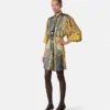 Mini-robe lavallière en soie foulard imprimé léopard Mini-robe lavallière en soie foulard imprimé léopard