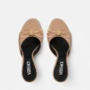 Mules à nœud Opera en cuir verni 85 mm Mules à nœud Opera en cuir verni 85 mm