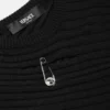 Pull asymétrique en maille côtelée avec épingle de sûreté