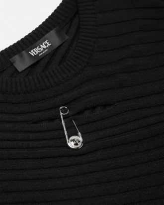 Pull asymétrique en maille côtelée avec épingle de sûreté