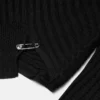 Pull asymétrique en maille côtelée avec épingle de sûreté