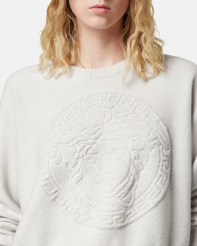 Pull en cachemire mélangé avec motif Medusa Pull en cachemire mélangé avec motif Medusa