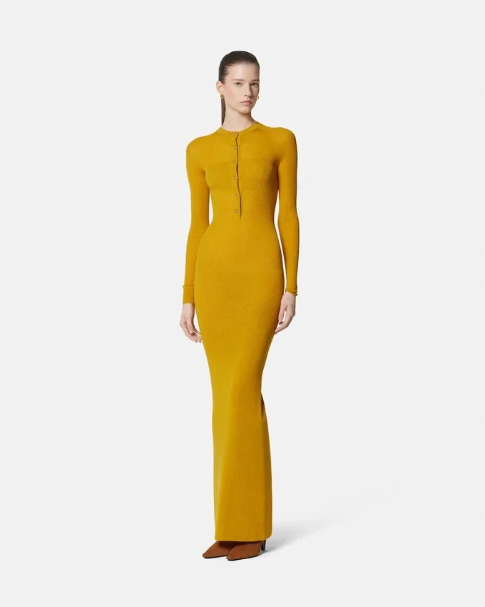 Robe longue en maille côtelée en laine mérinos Robe longue en maille côtelée en laine mérinos