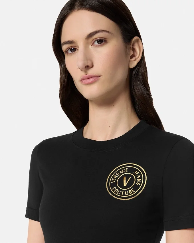 Robe t-shirt avec emblème en V Robe t-shirt avec emblème en V