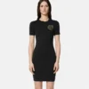 Robe t-shirt avec emblème en V Robe t-shirt avec emblème en V