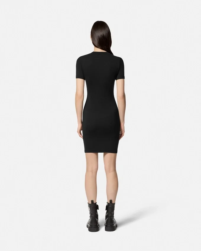 Robe t-shirt avec emblème en V Robe t-shirt avec emblème en V