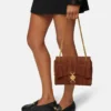 Sac à bandoulière Kleio en daim matelassé Sac à bandoulière Kleio en daim matelassé