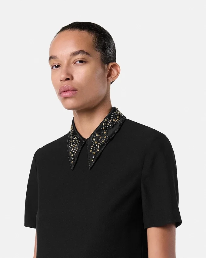 Top en satin envers clouté Top en satin envers clouté